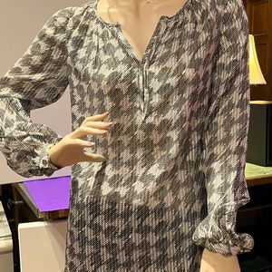 Beautiful White House Black Market Long sleeved silk blouse with metallic thread